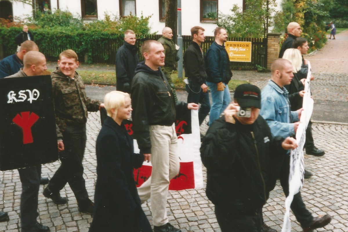 Quelle: 15°Research Archiv / 2001 Neonazi Demonstration Niesky