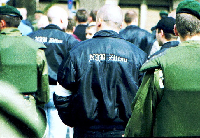 Quelle: 15°Research / 2001 NJB Logo auf Rechtsextremer Demonstration Zittau